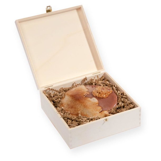 Abgeflämmte M -Schokotorte in Holzbox