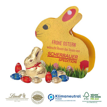 Werbe-Hase mit Goldhase und Schoko-Eier von Lindt auf Graspapier