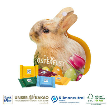 Werbe-Hase mit Ritter SPORT Schokotäfelchen auf Graspapier