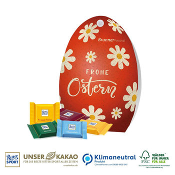 Werbe-Osterei mit Ritter SPORT Schokotäfelchen auf Graspapier